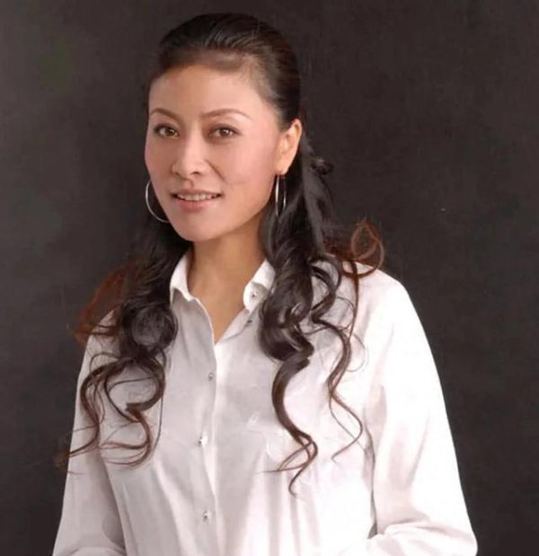 括普投资 岳红的女儿原来是她，14岁开始拍戏，长相甜美，搭档的都是老戏骨